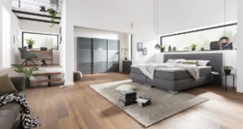 Helles Schlafzimmer mit modernem Doppelbett und stilvollem Interieur Moderne Betten für erholsamen Schlaf