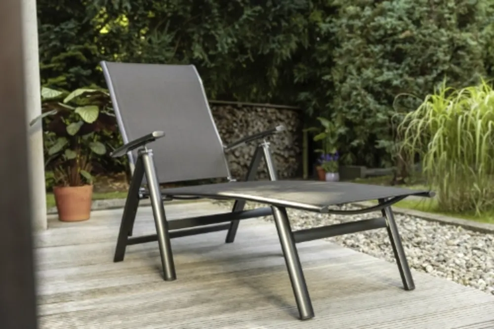 Loungesliege für Garten oder Poolbereich mit Polsterauflage Verstellbare Loungesliege mit Polster für Garten, Terrasse oder Pool