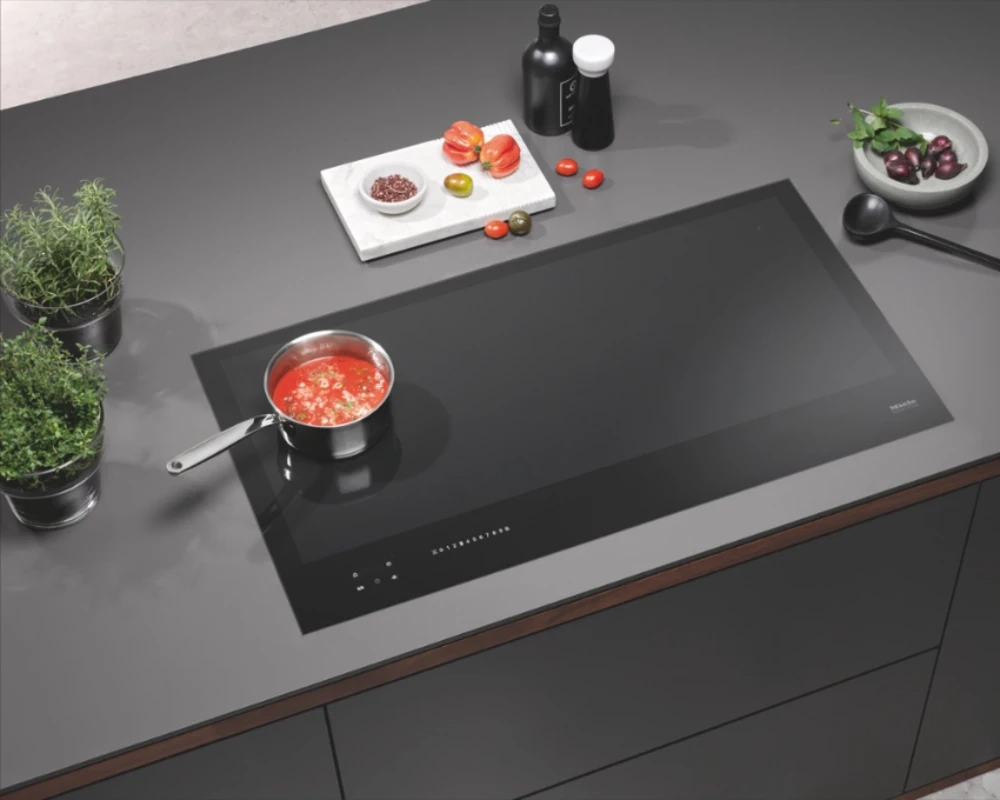 Elegantes Induktionskochfeld mit Touch-Bedienung Schwarzes Induktionskochfeld mit intuitivem Touch-Bedienfeld und dekorativer Gewürzdekoration