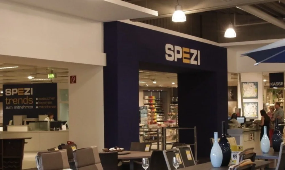 Spezi-Abteilung mit Kasse und Dekoartikeln. Spezi-Abteilung mit Möbeln, Dekoration und Kassenzone in modernem Einrichtungshaus.