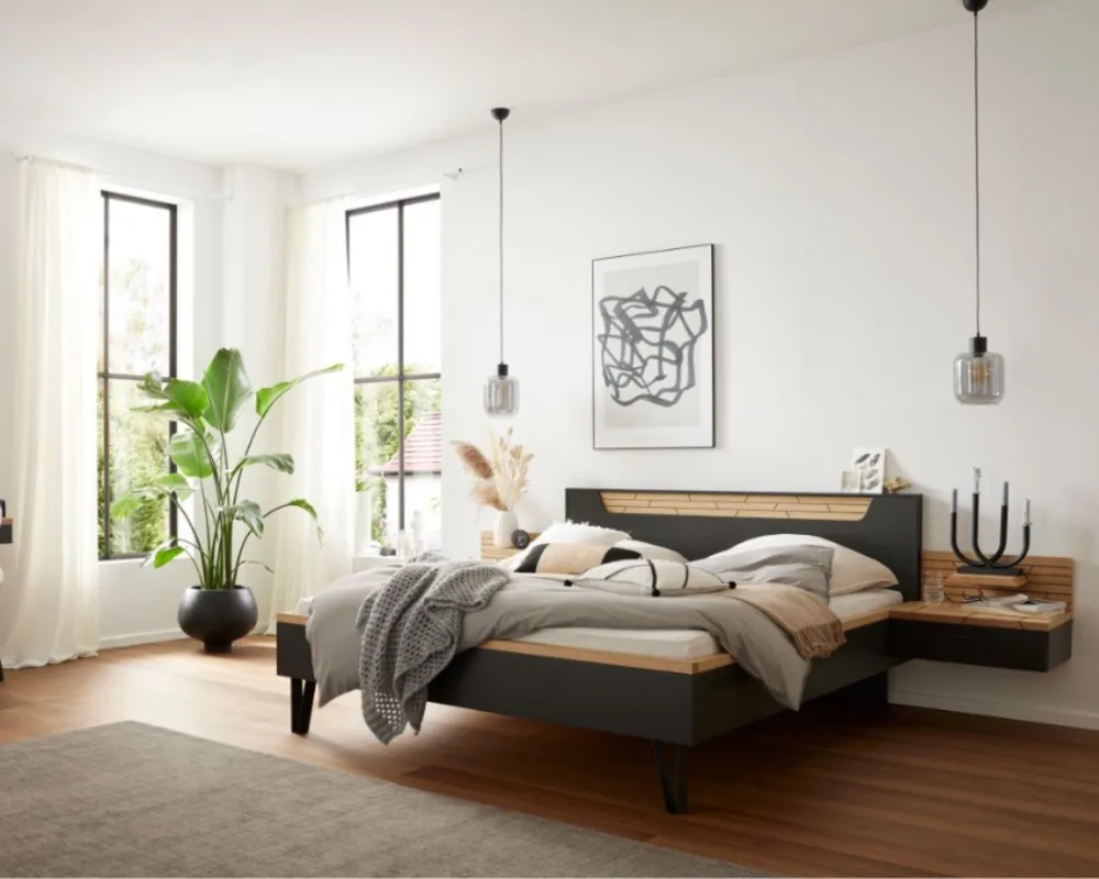 Interliving Schlafzimmer in Naturtönen Doppelbett mit Holzkopfteil, Nachttischen und grünen Pflanzen im hellen Schlafzimmer