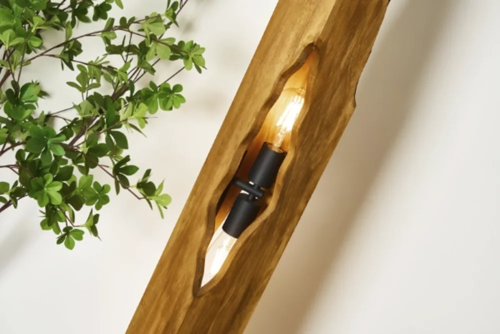 LED-Leuchtmittel in Holzfassung LED-Leuchtmittel in rustikaler Holzhalterung mit grünen Blättern als natürliche Dekoration