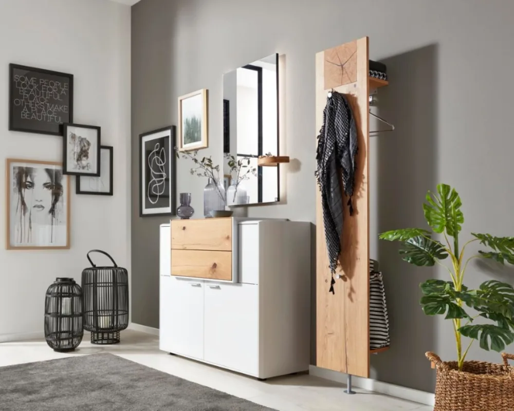 Interliving Garderobenmöbel in Weiß und Holz Garderobenpaneel mit Bank, Spiegel und Deko im Flur – modern und einladend