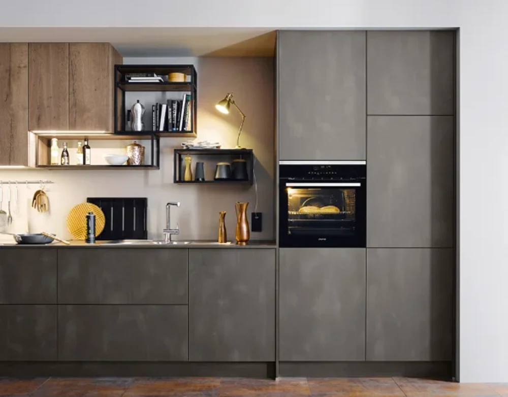 Küche Betonoptik Moderne Küchenzeile in Betonoptik mit Holzelementen, offenem Regal, Einbaubackofen und LED-Beleuchtung unter Oberschränken.