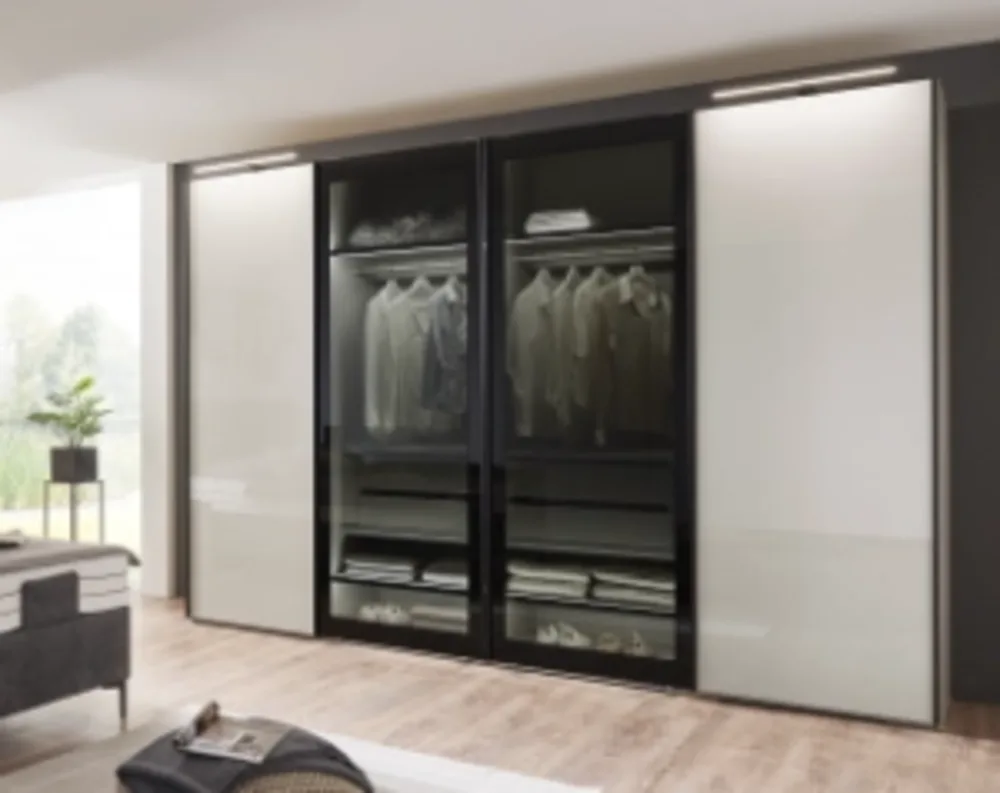 Moderner Kleiderschrank mit Schiebetüren in Schwarz-Weiß-Optik Geräumige Kleiderschränke für perfekte Ordnung