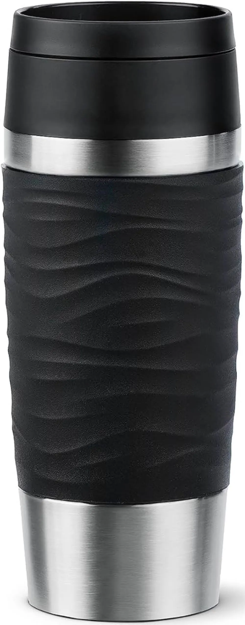 Schwarzer Thermobecher mit Edelstahl – stilvoller Becher mit rutschfester Struktur Thermobecher mit schwarzem Griff in Wellenoptik und Edelstahlakzenten frontal aus Augenhöhe aufgenommen