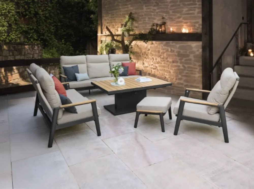 Gartenlounge mit Polstermöbeln für Terrasse oder Balkon Outdoor-Lounge mit Polstermöbeln und Tisch auf Terrasse oder Balkon