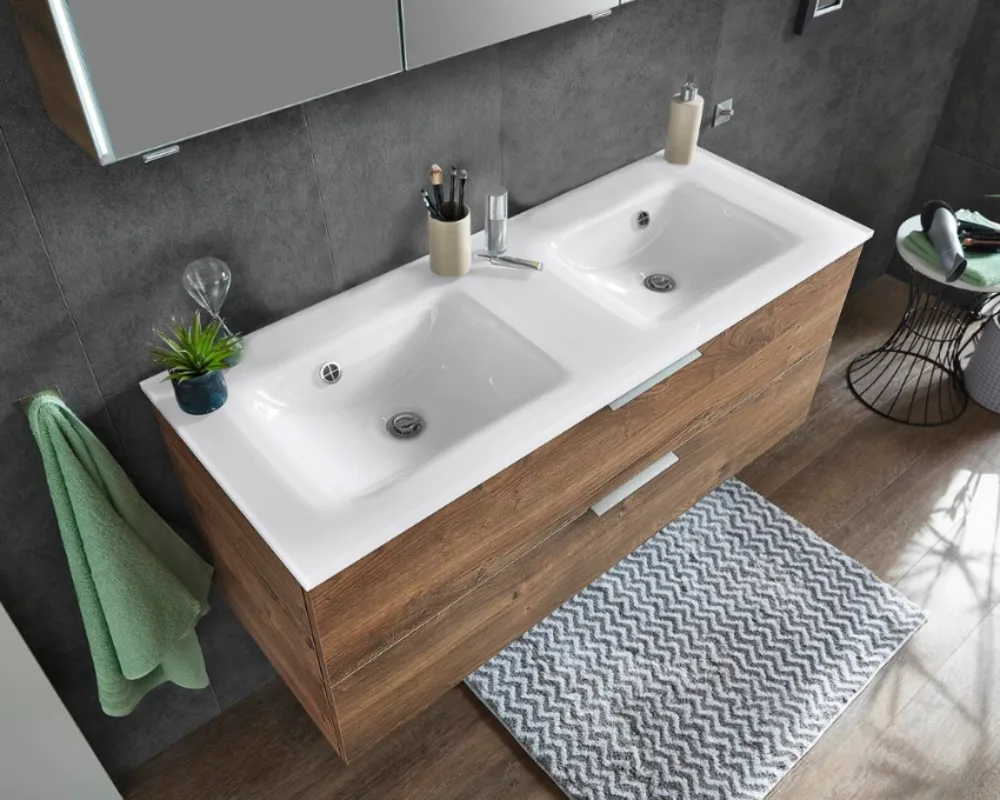 Doppelwaschtisch mit Holzoptik von Pelipal Moderner Doppelwaschtisch mit Holzfronten, zwei Waschbecken und Spiegel in Badezimmer