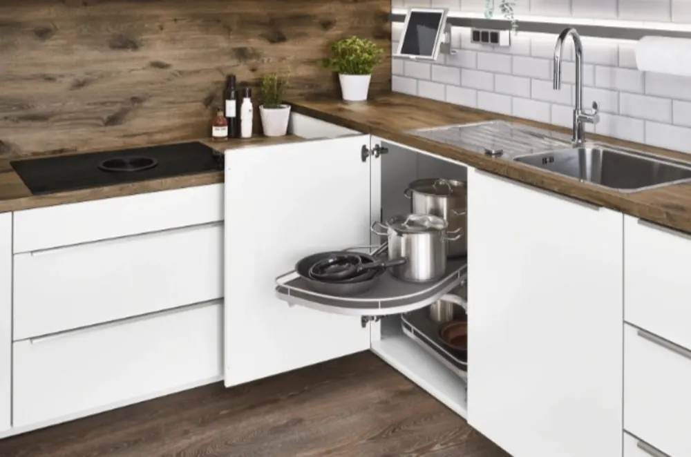 Ausgeklappter Eckschrank mit Rondell Weißer Küchenschrank mit ausklappbarem Rondell für platzsparende Ecklösung