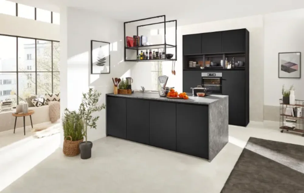 Schwarze Küche Moderne offene Küche in Schwarz mit Kochinsel, Hängeregal, integrierten Geräten und heller Wohnraumgestaltung.