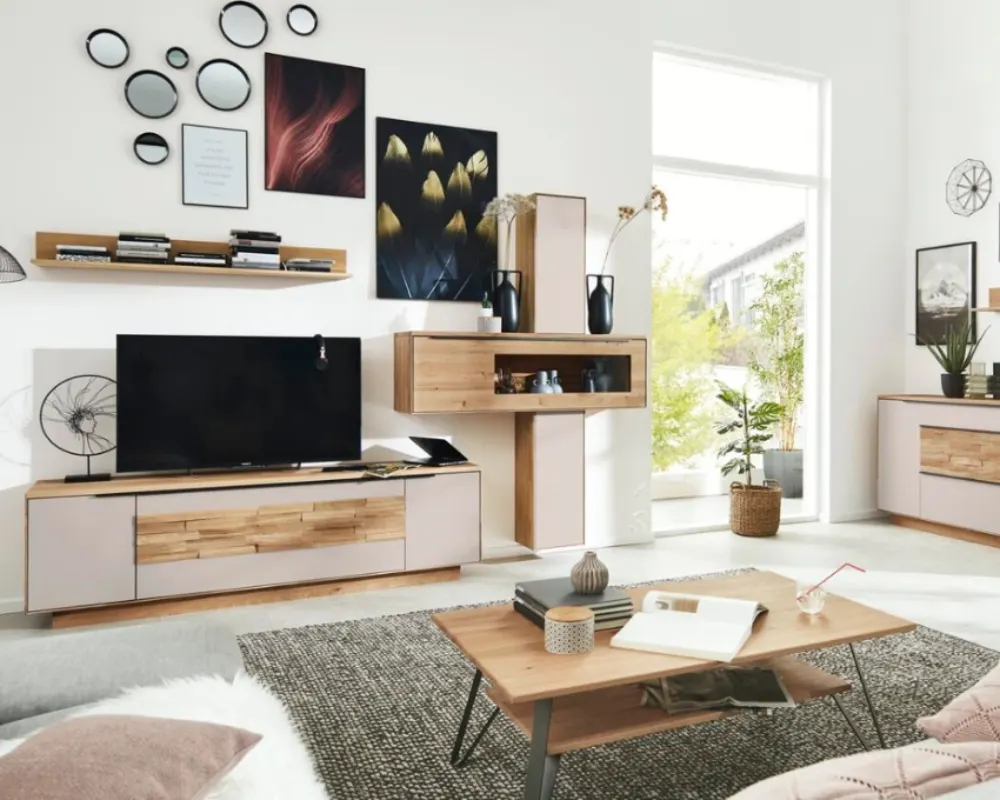 Interliving TV-Möbel im hellen Wohnzimmer Helles TV-Lowboard mit Dekoration und modernen Wandbildern