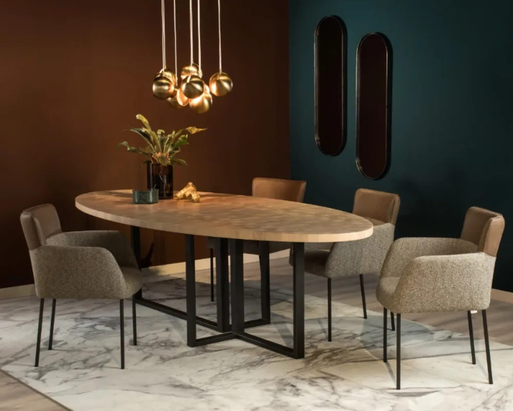 Design-Esszimmer mit ovalem Tisch, stilvollen Leuchten und edler Atmosphäre in dunklen Farbtönen. Elegante Essgruppe mit ovalem Holztisch, gepolsterten Stühlen, Pendelleuchten und Marmoroptik-Boden in dunklem Ambiente