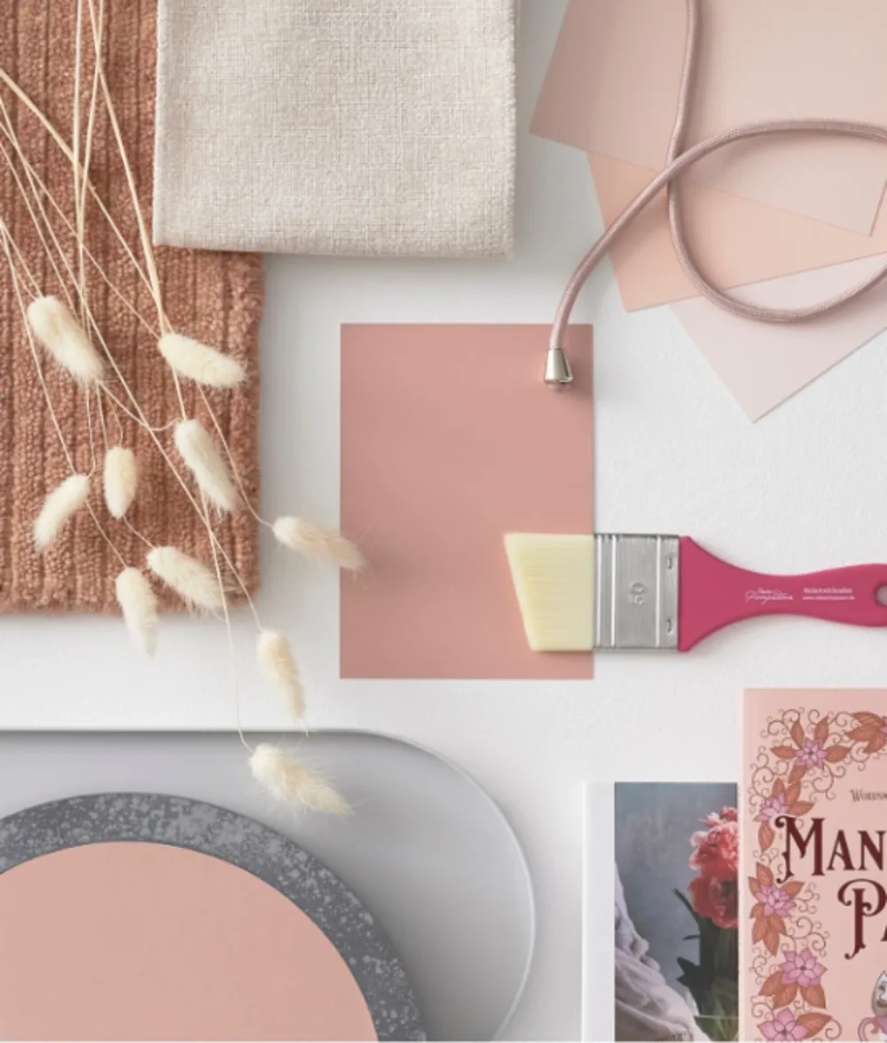 Farbmuster in Hellrosa Rosa Farbkarten in Kombination mit Stoffproben, Accessoires und Farbinspiration