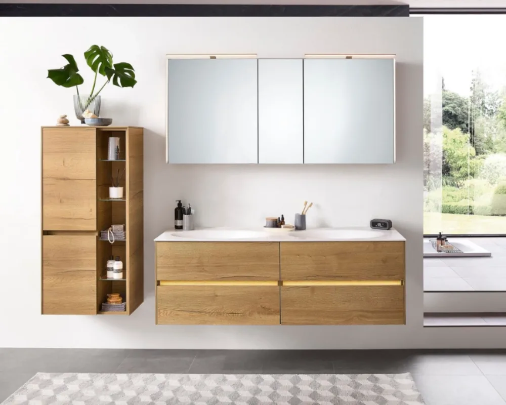 Elegantes Pelipal Badmöbelset mit Spiegelschrank Weißes und holzfarbenes Badezimmermöbelset mit viel Stauraum und dreiteiligem Spiegelschrank