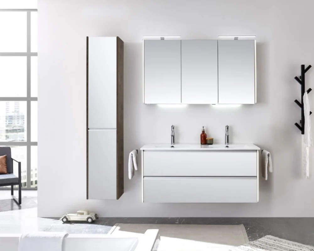 Helles Badmöbelset mit Spiegelschrank Weißes Badezimmermöbel-Set mit Hochschrank, Spiegel und integriertem Waschplatz