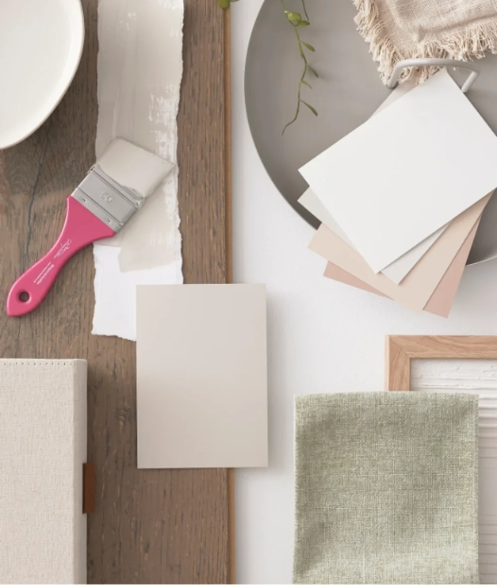 Farbmuster in Hellbeige Beige Farbkarten in Kombination mit Stoffproben, Geschirr und kreativen Akzenten
