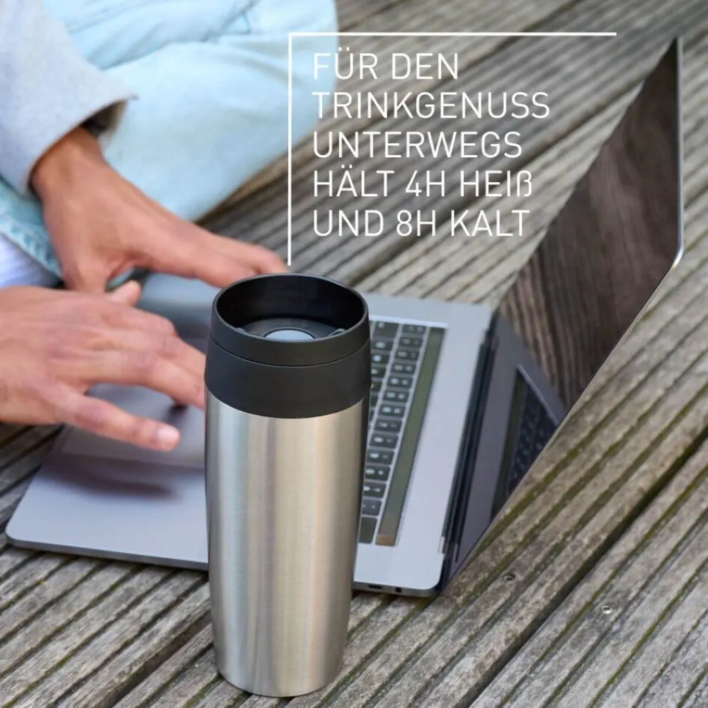 Emsa Travel Mug – hält Getränke 4h heiß und 8h kalt, ideal für unterwegs Silberner Emsa Travel Mug auf Laptop, Person tippt, Text: Für Trinkgenuss unterwegs, hält 4h heiß, 8h kalt