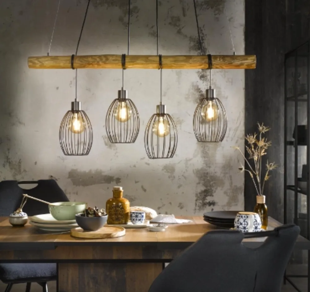 Pendelleuchte im Industrial-Stil Pendelleuchte mit drei Drahtlampenschirmen über gedecktem Esstisch im industriellen Ambiente