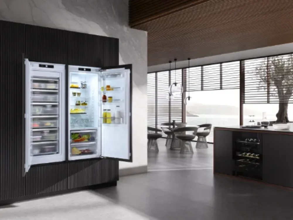 Einbaukühlschrank Offene Einbau-Kühl-Gefrierkombination in moderner Küche mit Blick auf den Essbereich- mit Link zur Seite Kühlschränke.