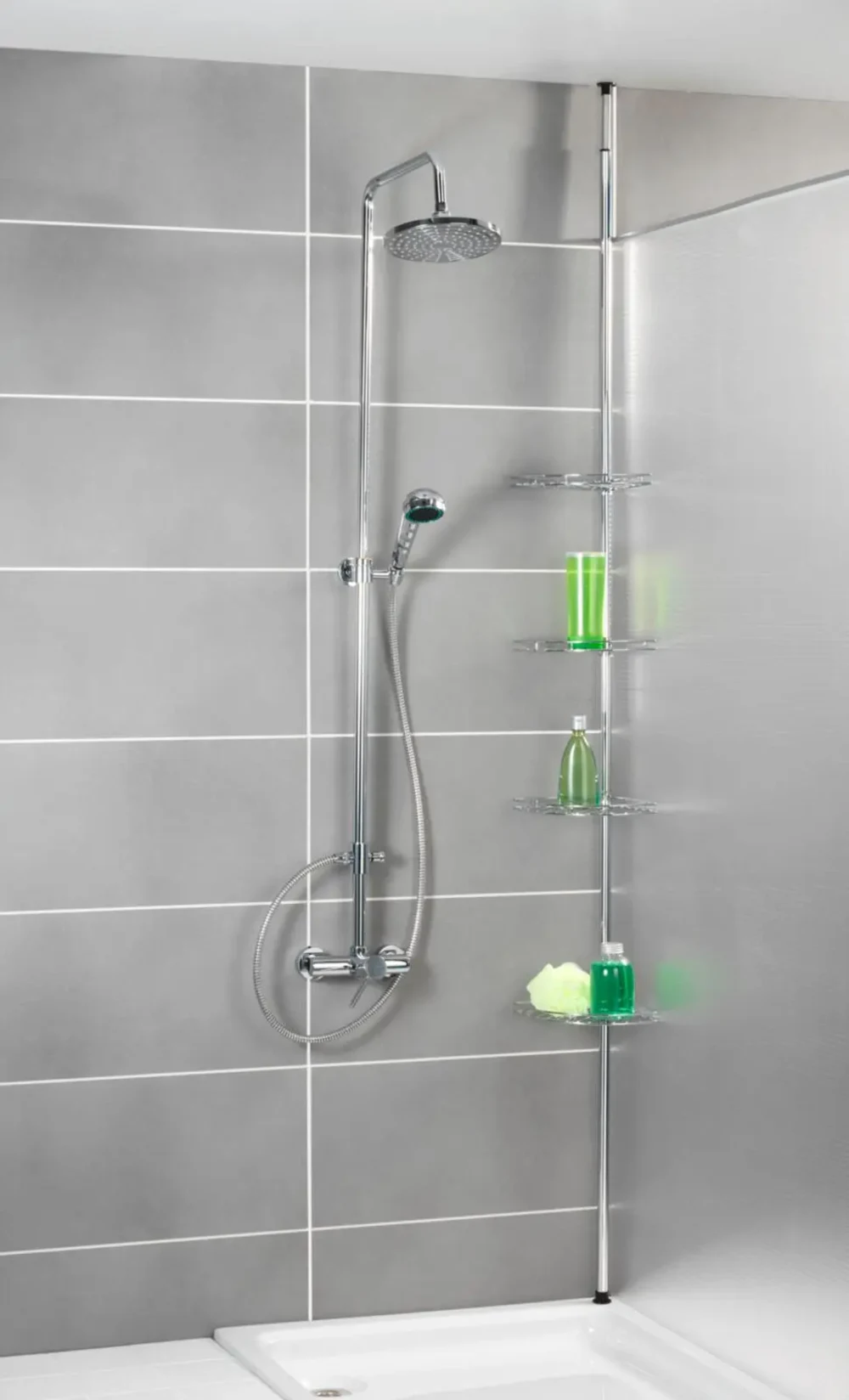 Moderne Dusche mit Pflegeprodukten Moderne Dusche mit Regenduschkopf, Handbrause, Glasregalen, grünen Pflegeprodukten und gelbem Schwamm.