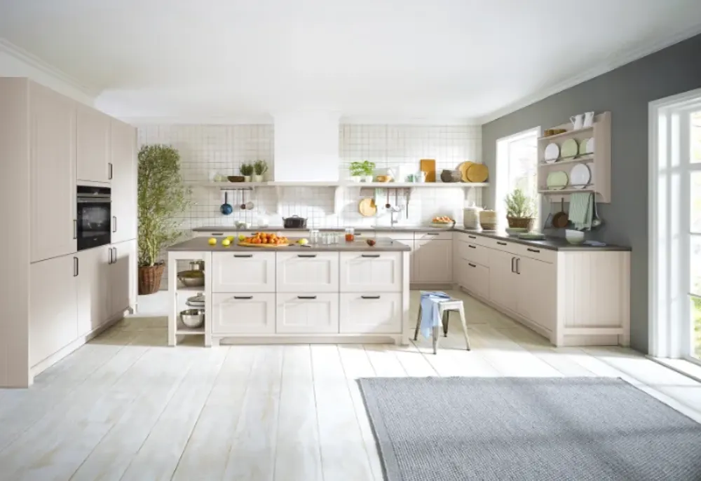 Helle Landhausküche Helle Landhausküche mit Kochinsel, offenen Regalen, Holzfronten, moderner Ausstattung und viel Tageslicht.