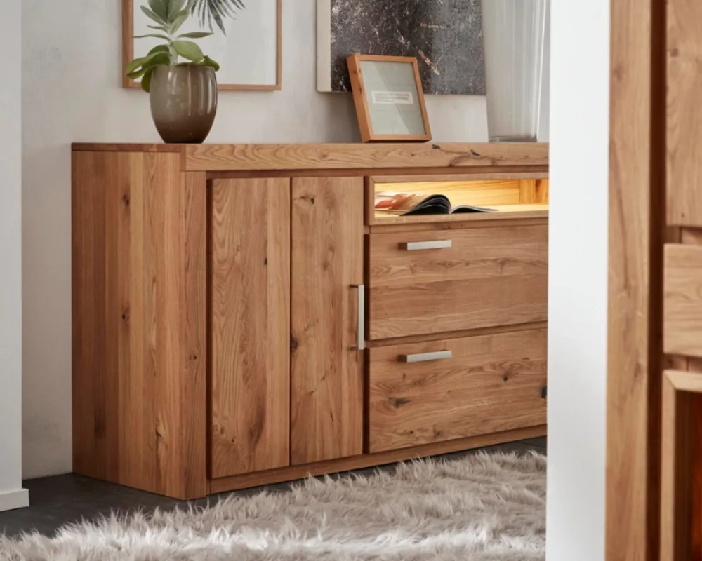 Interliving Sideboard in Holzoptik Kommode aus massivem Holz mit dekorativer Vase und Wandbild