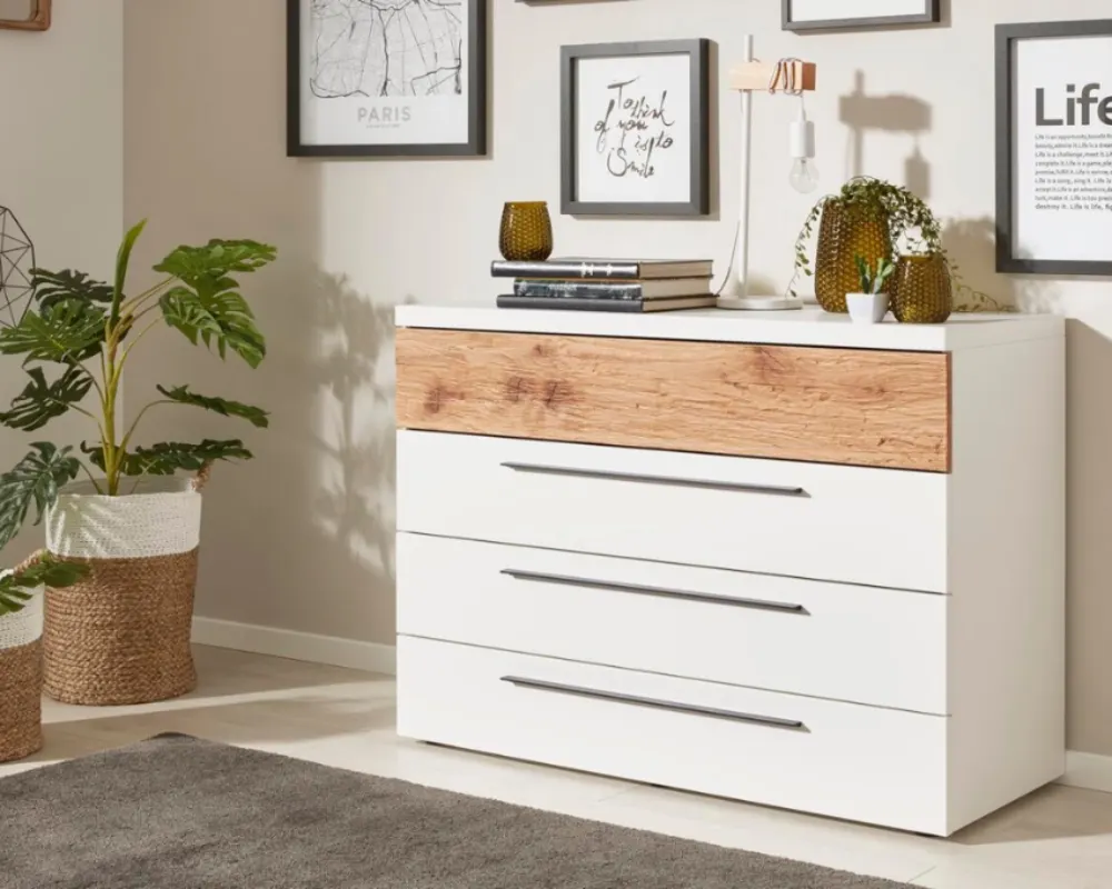 Interliving Kommode in Weiß mit Holzplatte Schlichte weiße Kommode mit natürlicher Holzabdeckung und Deko im Wohnzimmer