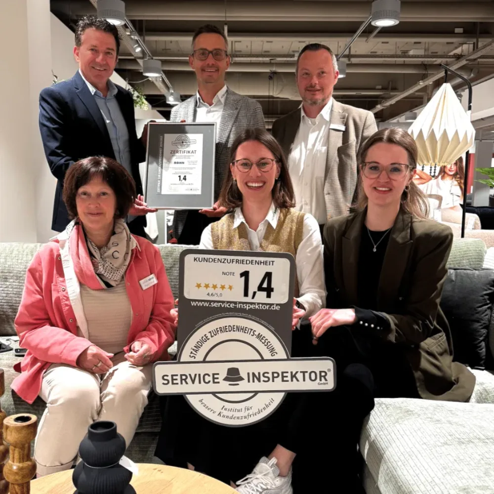 Team von Möbel Bohn erhält Note 1,4 für Kundenzufriedenheit vom Service Inspektor im Möbelhaus überreicht. Team von Möbel Bohn erhält Note 1,4 für Kundenzufriedenheit vom Service Inspektor im Möbelhaus überreicht.