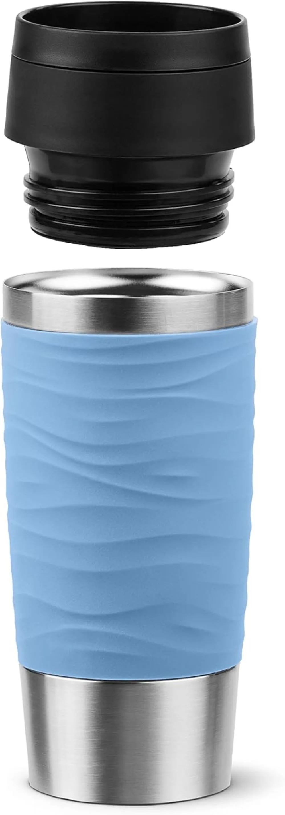 Pastelblauer Thermobecher mit Edelstahl Becher mit rutschfester Struktur Thermobecher mit Edelstahlkörper und blauem Griff in Wellenstruktur Deckel schwebt darüber frontal aus Augenhöhe