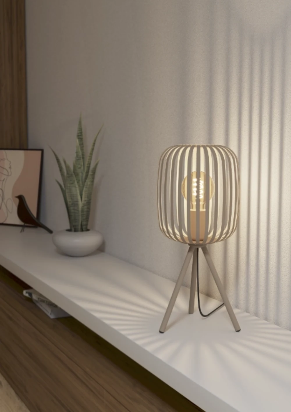 Spotleuchte im Käfigdesign Spotleuchte mit goldfarbenem Käfigschirm auf Sideboard im schlichten Schlafzimmer