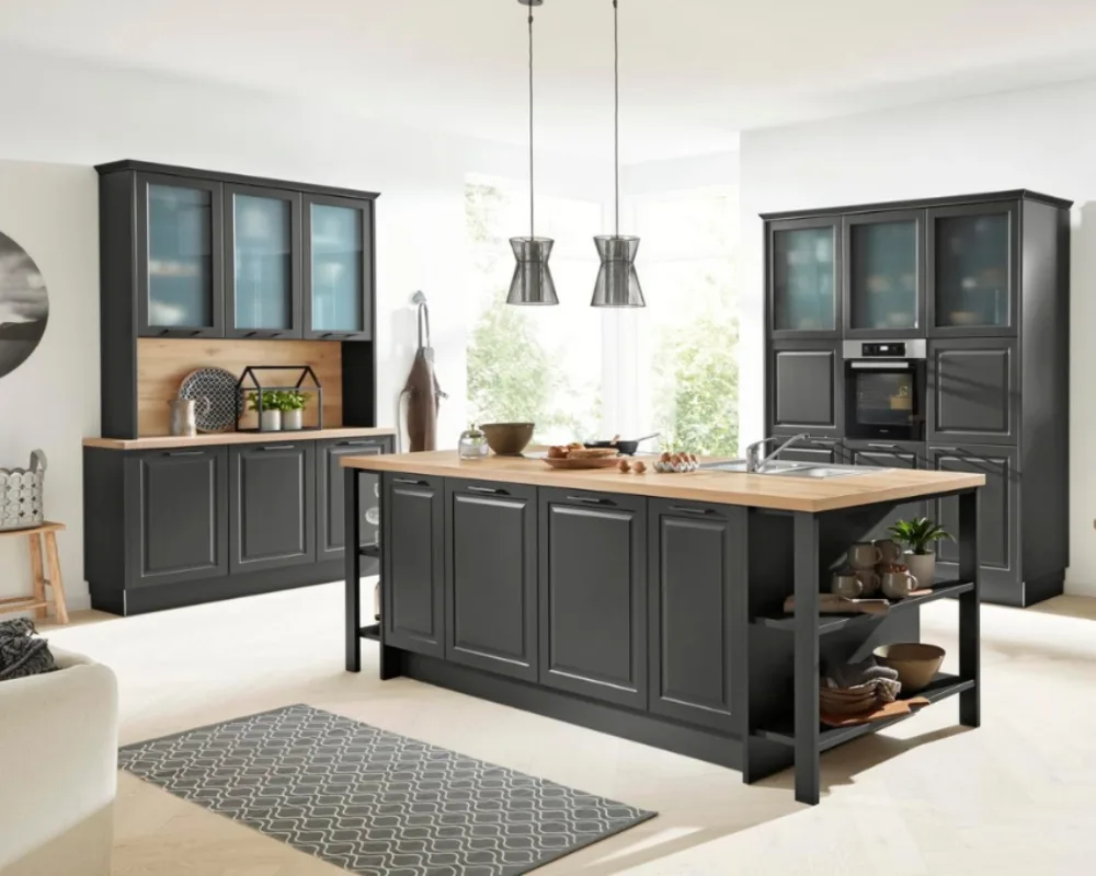 Elegante Küche in Schwarz mit Kücheninsel Kontrastreiche Küche mit schwarzen Fronten, heller Arbeitsplatte und gemütlicher Beleuchtung