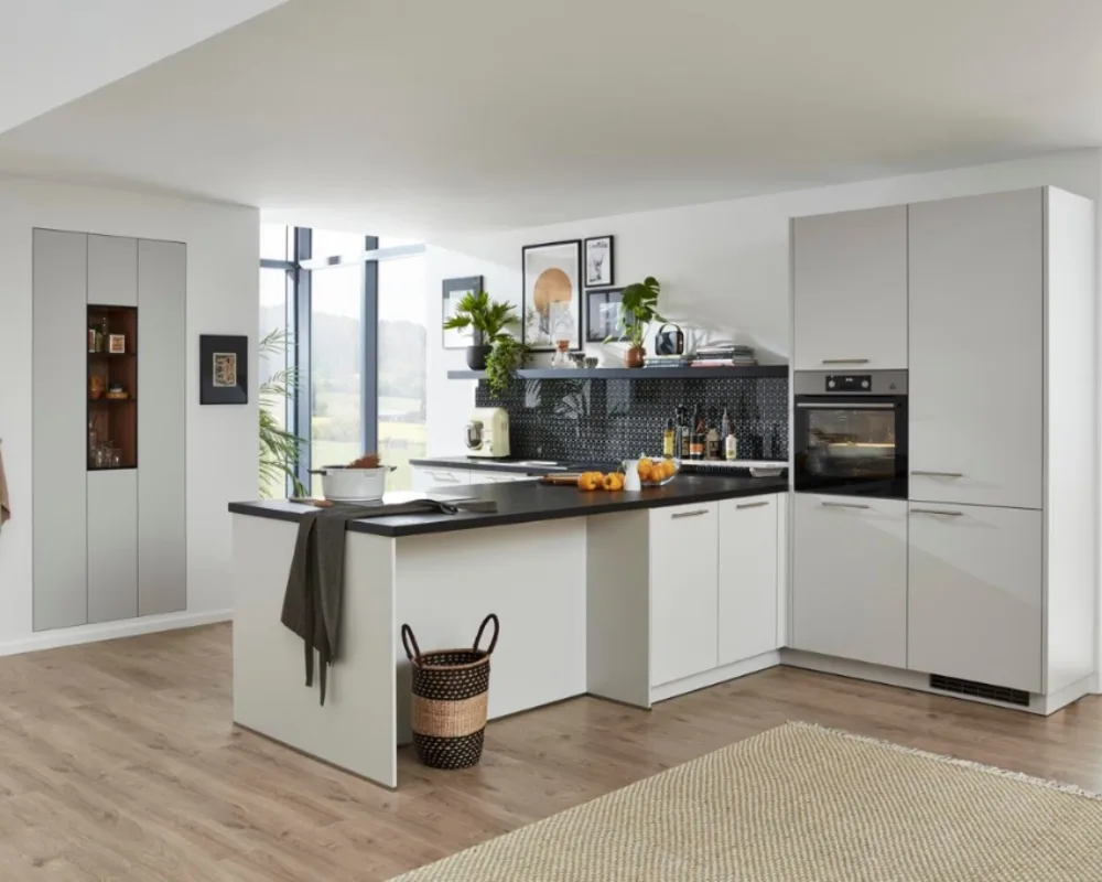 Winkelküche mit modernem Look Weiße L-Küche mit schwarzen Geräten, Holzfußboden und modernem Wohnküchenambiente