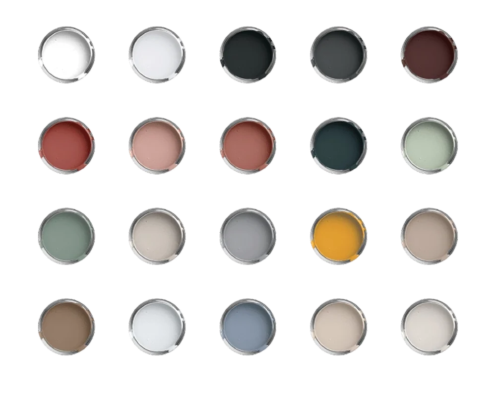 Collage mit Farbtönen und Farbeimern Übersicht mit verschiedenfarbigen Farbklecksen und Farbdosen – Inspirationspalette