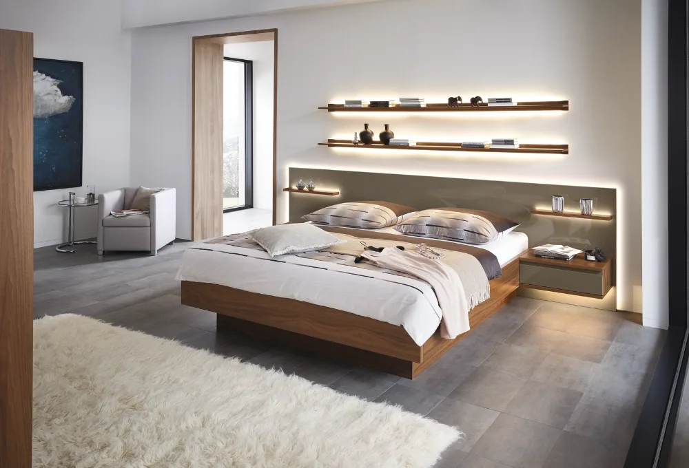 Modernes Schlafzimmer mit schwebendem Bett und stilvoller Beleuchtung Schwebendes Doppelbett aus Holz mit LED-Wandpaneel und Ablageböden für modernes Schlafzimmer-Design.