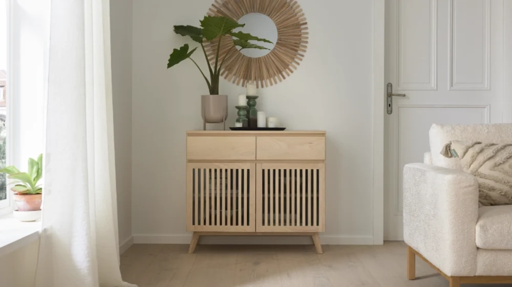 Sideboard mit Pflanzen vor Fensterfront Holz-Sideboard mit Pflanzen und Dekoration vor großen Fenstern