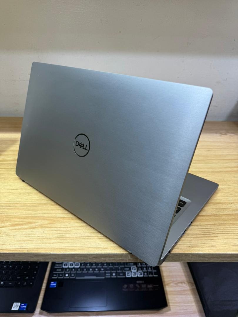 Dell Latitude 7400 Core i5 8TH GENERATION Metallic sleek (very slim & lightweight)