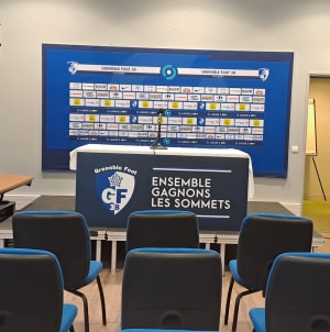 Visite de la salle de conférence.