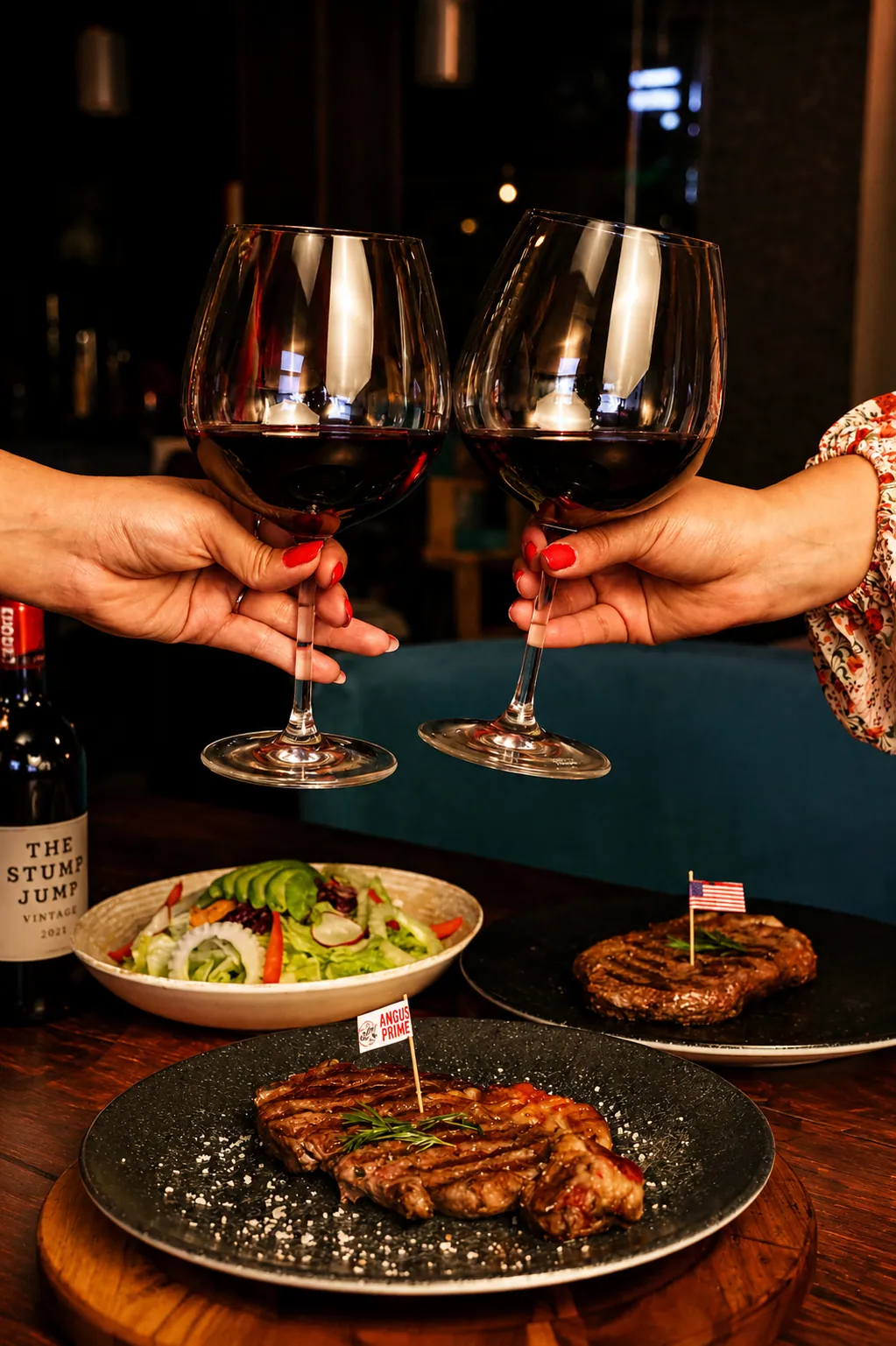Ambiente nocturno y cálido del restobar con cortes y copas de vino