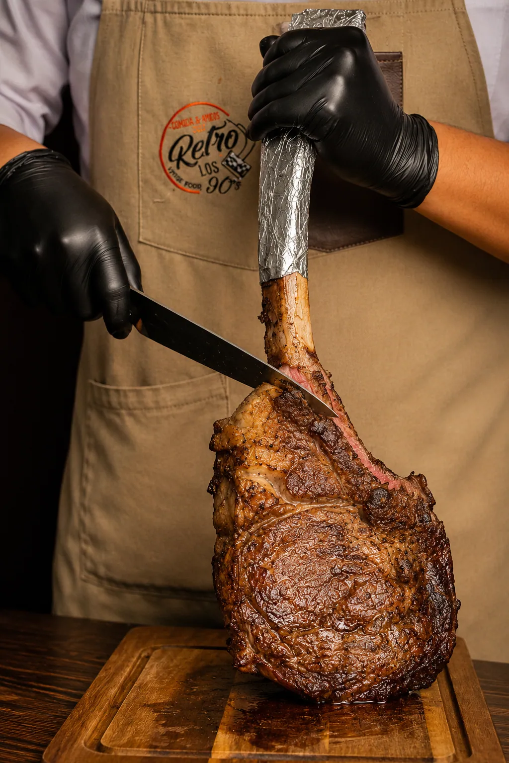 Maestro parrillero presentando un tomahawk premium