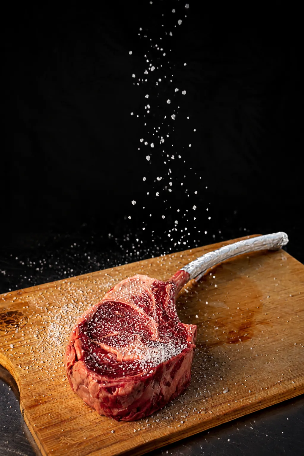 Sazonando un corte de carne premium