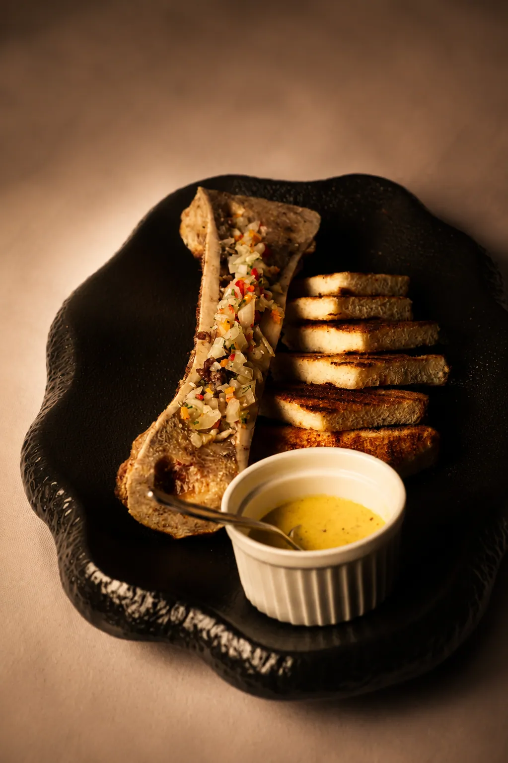 Tomahawk a la parrilla servido en tabla