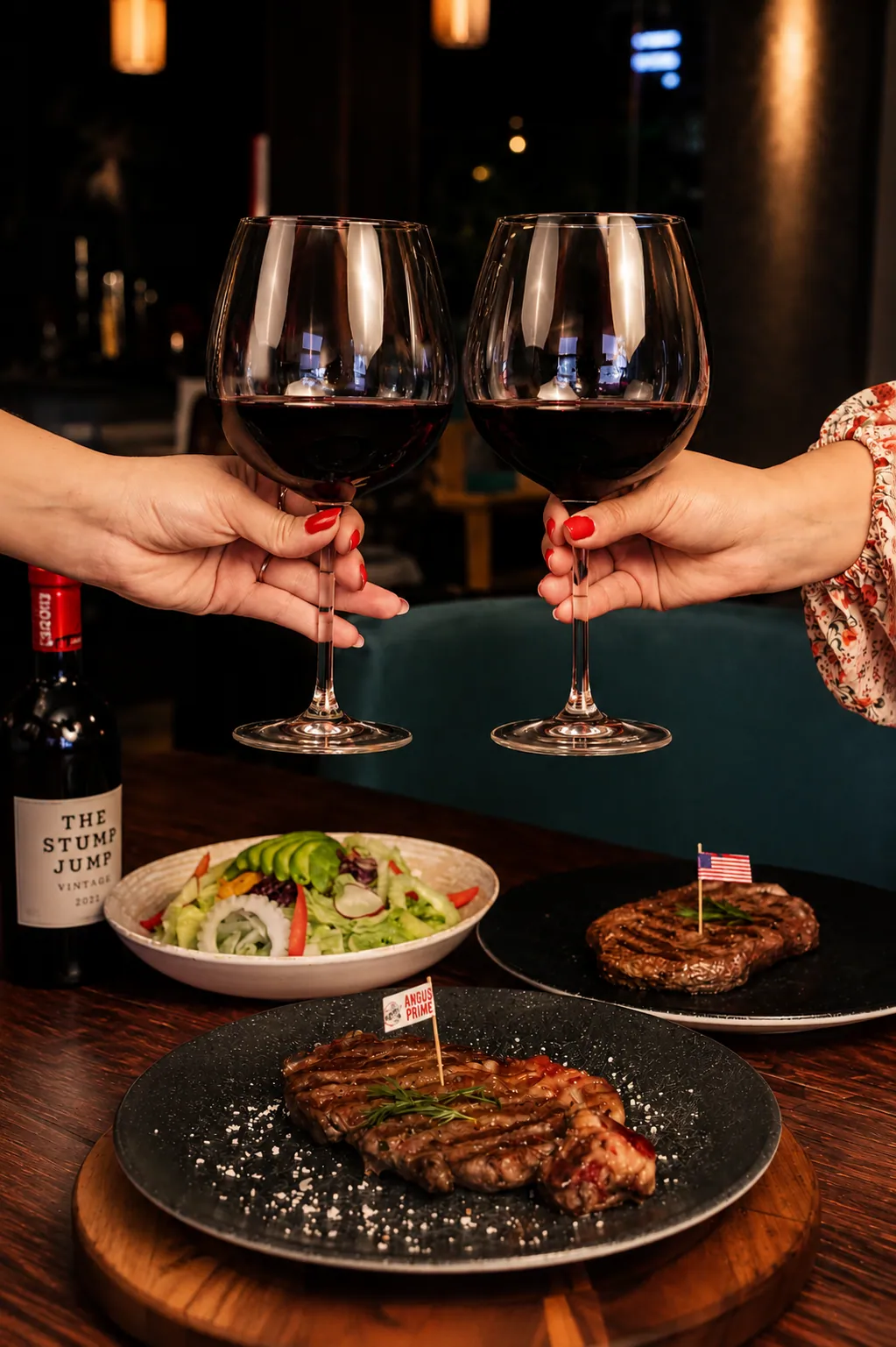 Mesa para grupo con cortes y copas de vino
