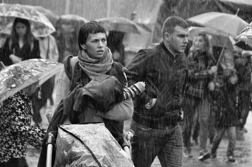 серию фотографий в городе под дождем