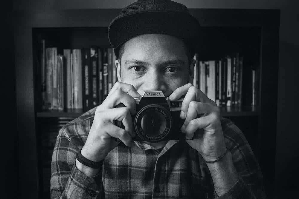 фотограф с аналоговым фотоаппаратом