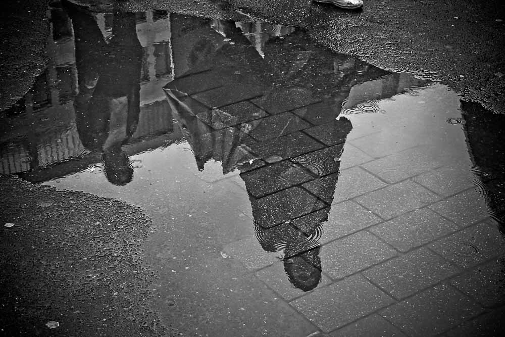 фотографий из отражений в лужах, стекле, воде,