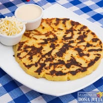 Tortilla aliñada campesina con queso Turrialba