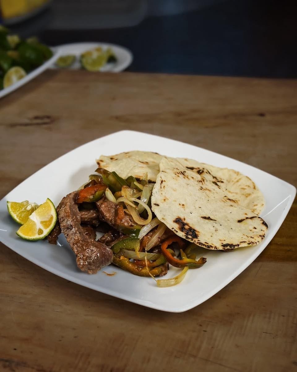 Gallo de fajitas de res criollas