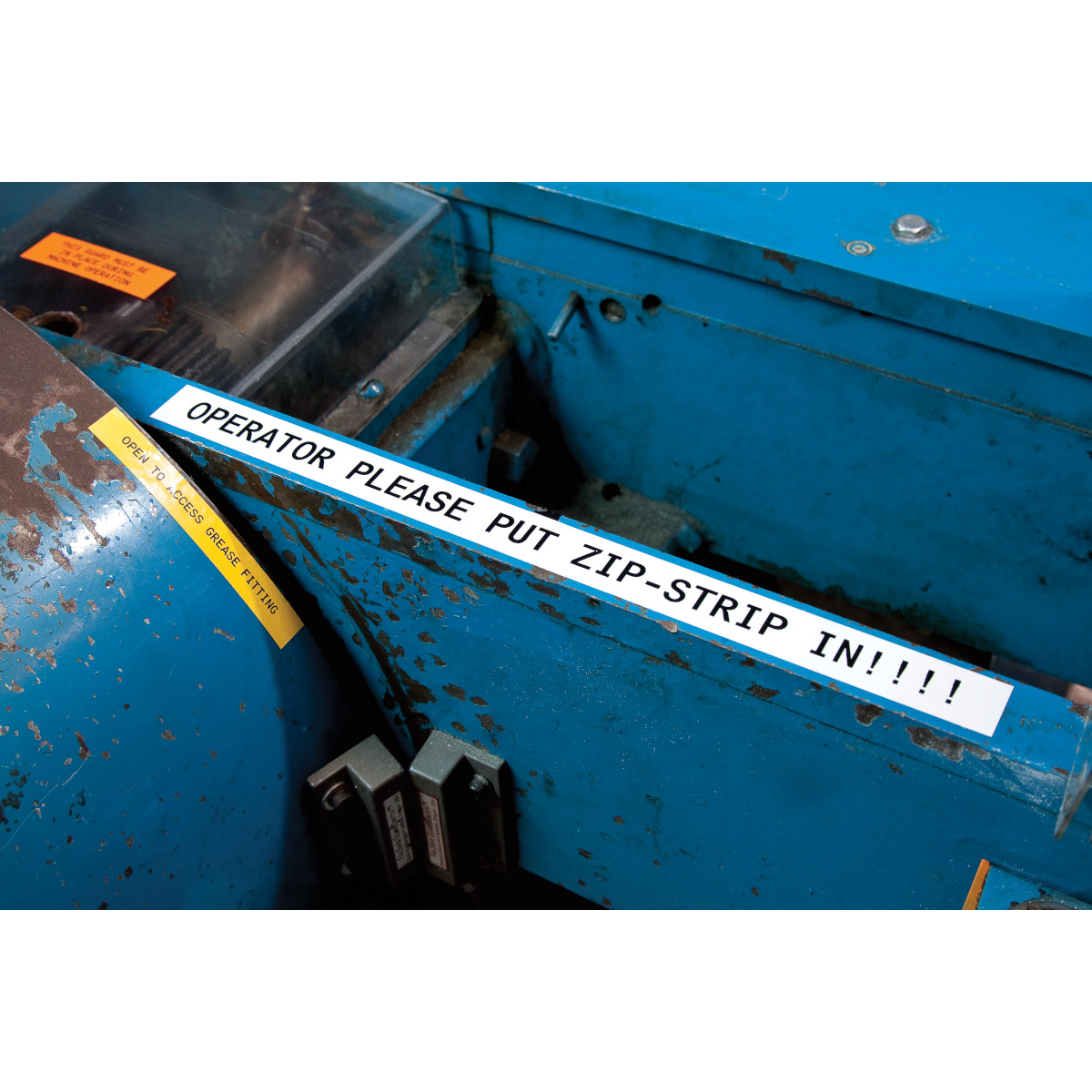 BR-M4C-1000-595-WT-BK - BR-M4C-1000-595-WT-BK CARTUCHO DE ETIQUETAS CONTINUAS DE VINIL 1inW x 25ftL NEGRO S/BLANCO BRADY