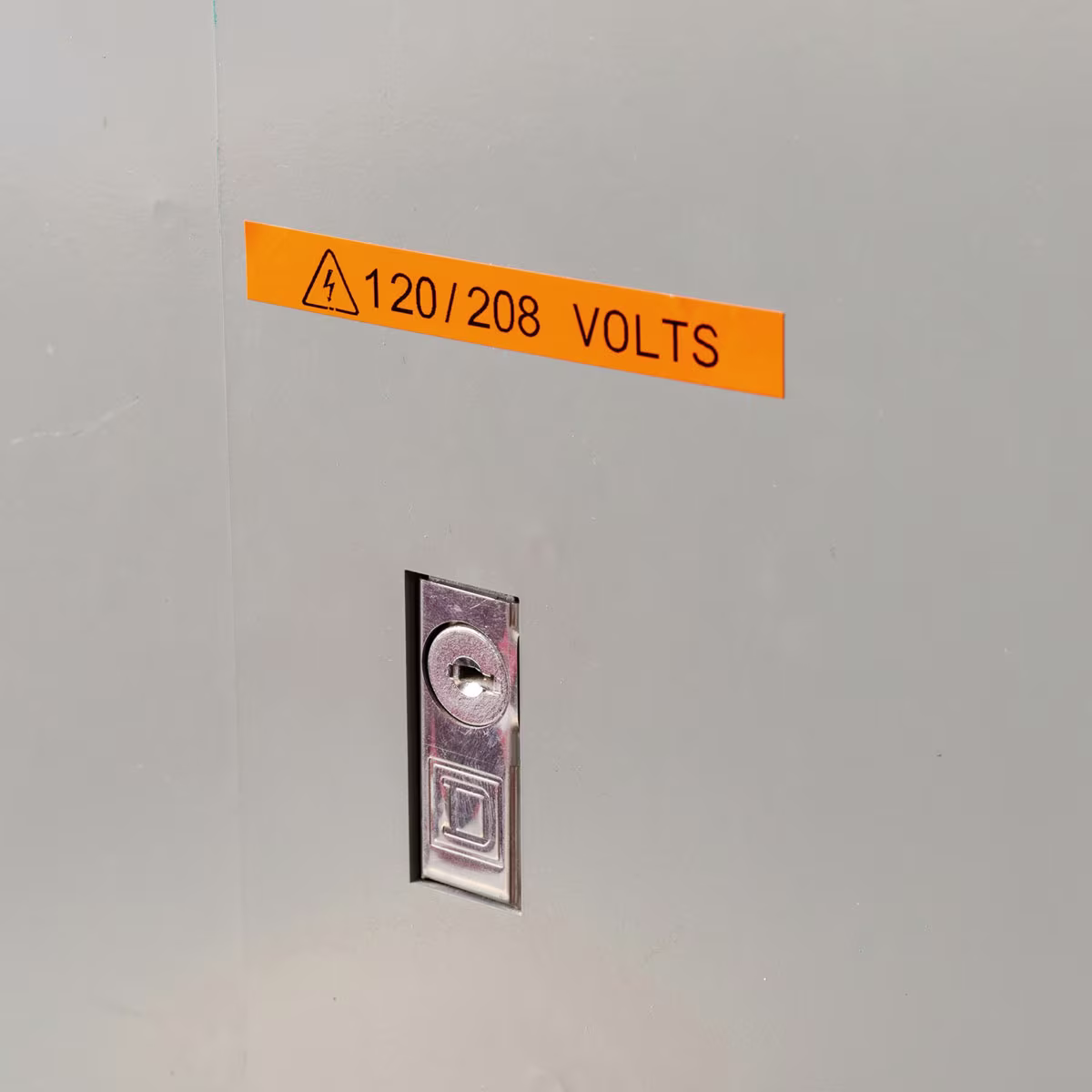 M21-750-595-OR CARTUCHO DE ETIQUETAS VINIL 0.75inW x 21ftL NEGRO S/ANARANJADO BRADY