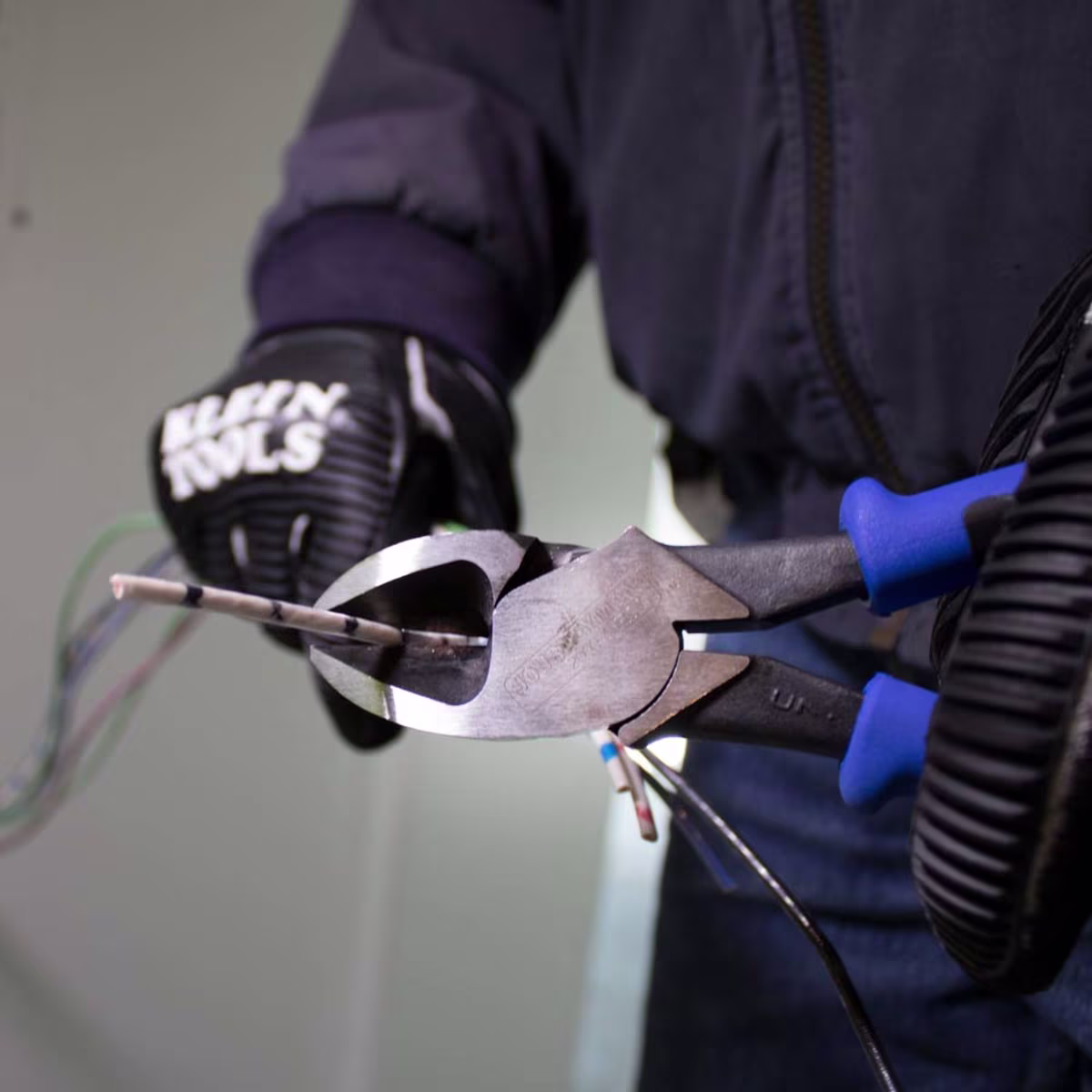 J2000-59 HERRAMIENTA CORTA ALAMBRES CON FILO DIAGONAL (LORITA) 9 PULGADAS, KLEIN TOOLS